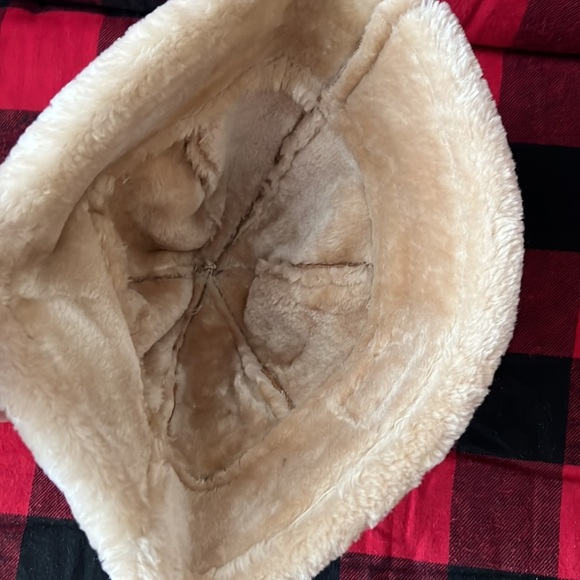 Ugg hat - Picture 3 of 4